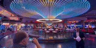 Tampilan streaming HD dealer live casino apintoto dengan interaksi real-time